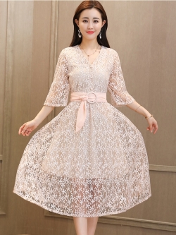 ชุดเดรสผ้าลูกไม้สีครีม คอวี กระดุมหลอกที่หน้าอก แขนยาวสี่ส่วน ส่งฟรี ems