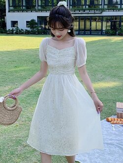 ชุดเดรสสีครีมสายหวาน ใส่เที่ยว หรือใส่ออกงานก็สวยค่ะ ส่งฟรี