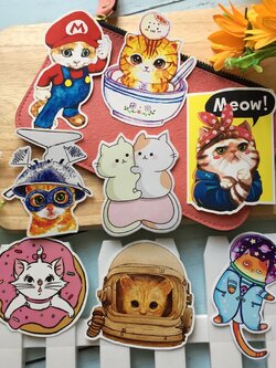 แมวน่ารัก สติกเกอร์ เคลือบกันน้ำ ลายแนวๆ ไดคัท ติดกระเป๋าเดินทาง โน้ตบุ๊ค เคสโทรศัพท์ กระบอกน้ำ Waterproof Decal Sticker