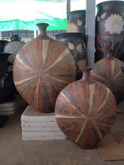 แจกันแบนลายเส้น