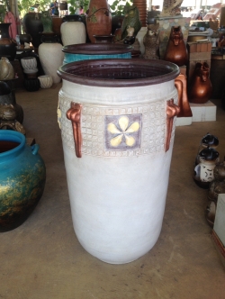 กระถางดินทรงสูงลายดอกไม้ กำแพงแก้ว