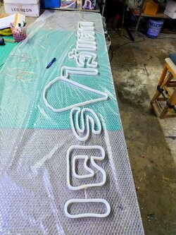 ป้ายไฟนีออน LED อะคริลิคใสรองหลัง