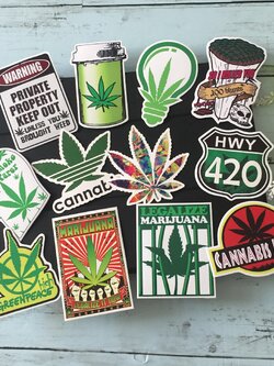 สติกเกอร์ลายกัญชา เคลือบกันน้ำ ลายแนวๆ ไดคัท ติดกระเป๋าเดินทาง โน้ตบุ๊ค เคสโทรศัพท์ กระบอกน้ำ Waterproof Decal Sticker