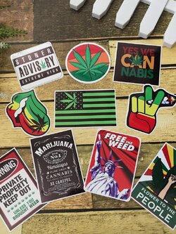 สติกเกอร์ลายกัญชา เคลือบกันน้ำ ลายแนวๆ ไดคัท ติดกระเป๋าเดินทาง โน้ตบุ๊ค เคสโทรศัพท์ กระบอกน้ำ Waterproof Decal Sticker