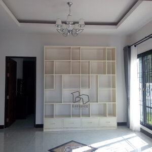 ตู้โชว์หนังสือไม้สักสีขาวครีม