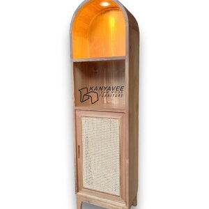 ตู้โชว์ไม้สักหัวโค้งมินิมอลประดับหวาย