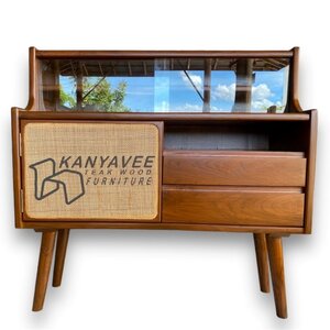 ตู้โชว์มินิมอลไม้สักประดับหวาย