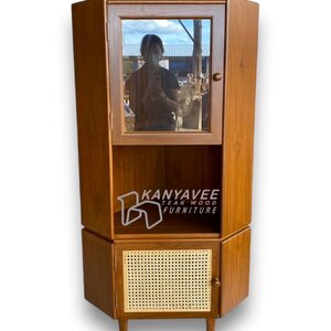 ตู้โชว์เข้ามุมมินิมอลไม้สักประดับหวาย