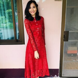 รีวิวจริงจากลูกค้า : ชุดเดรสสีแดงแขนยาวลูกไม้น่ารักๆ กระโปรงระบายยาว