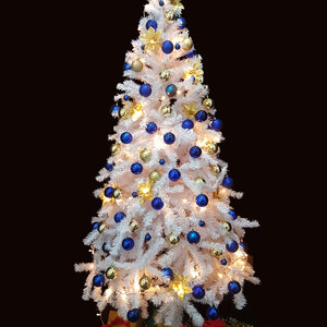 ต้นคริสต์มาสสีขาวพร้อมของตกแต่ง