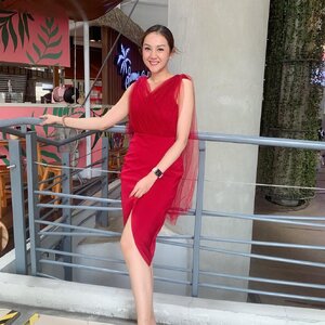 รีวิวจริงจากลูกค้า : ชุดราตรีสั้นสีแดงสายเดี่ยว แต่งชีฟองยาว น่ารักๆ เรียบหรู