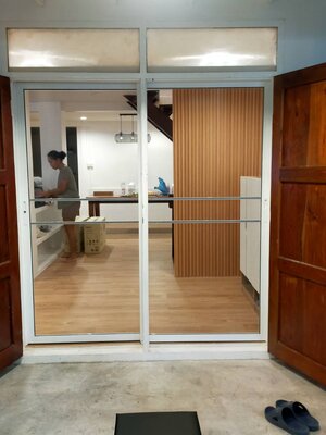 มุ้งบานเลื่อนติดประตูบานไม้