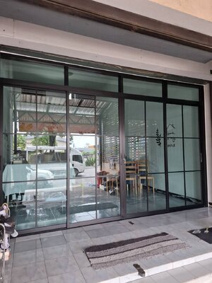 ประตูบานเลื่อนสีดำ